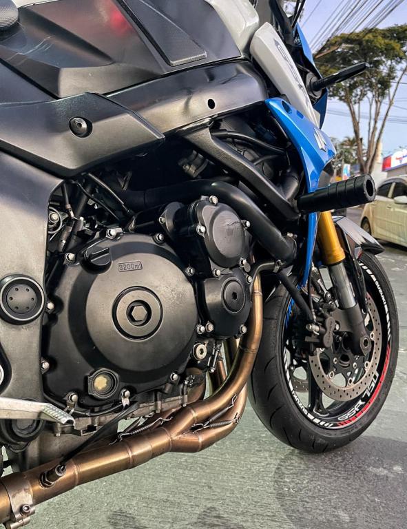 SUZUKI GSR 750 - Foto