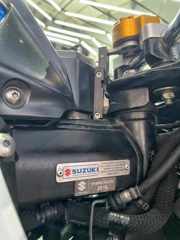 SUZUKI GSR 750 - Foto