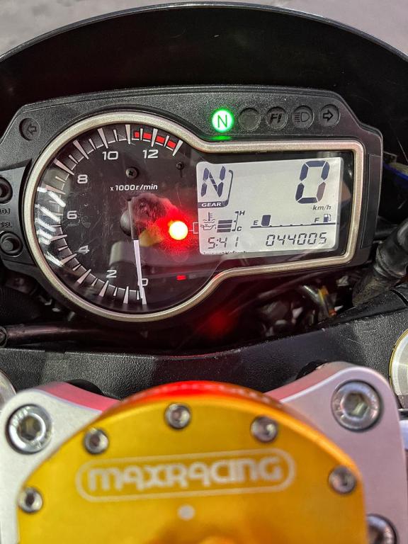 SUZUKI GSR 750 - Foto