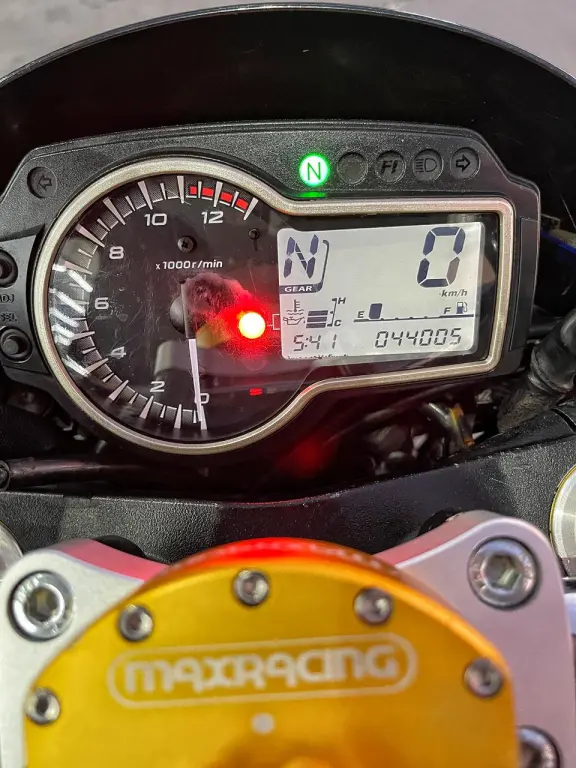 SUZUKI GSR 750 - Foto