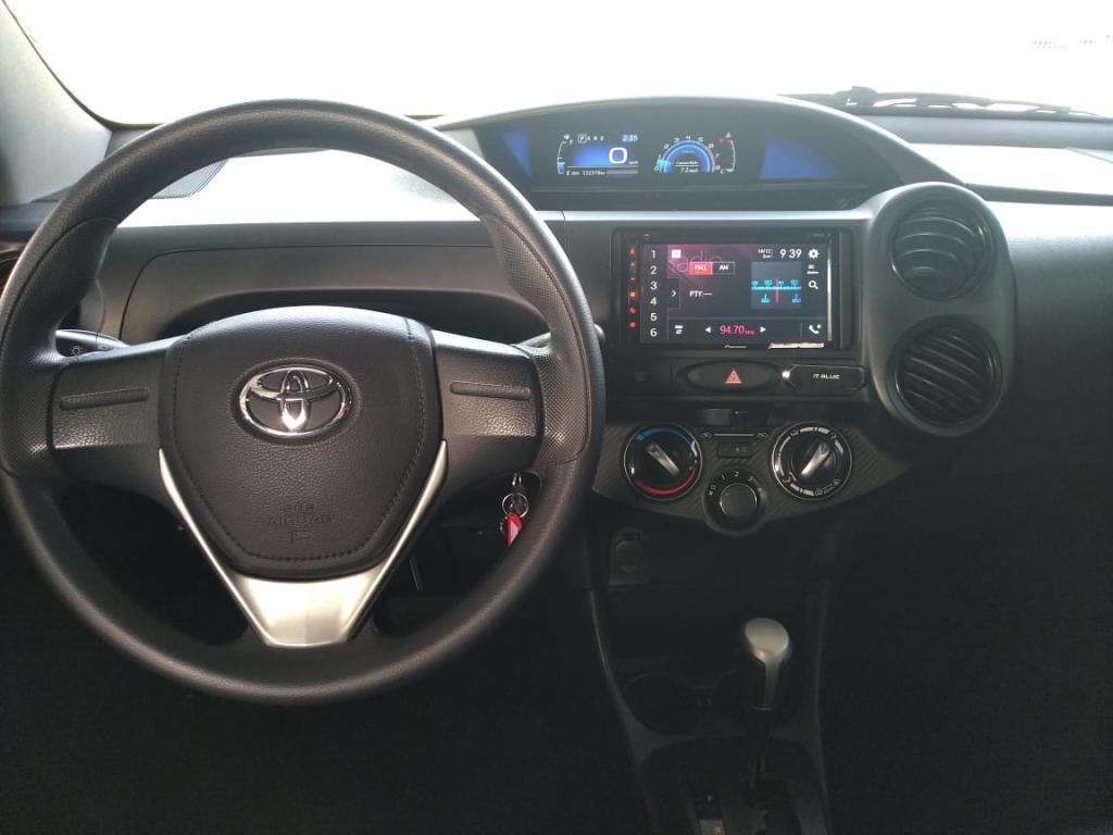 TOYOTA Etios Hatch - Foto