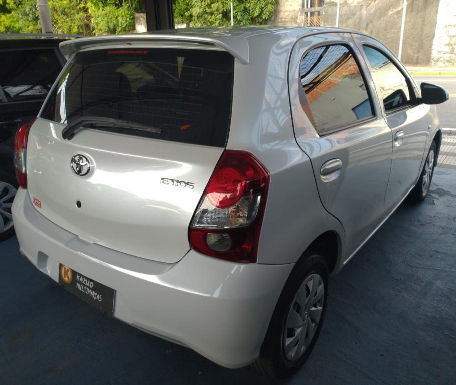 TOYOTA Etios Hatch - Foto