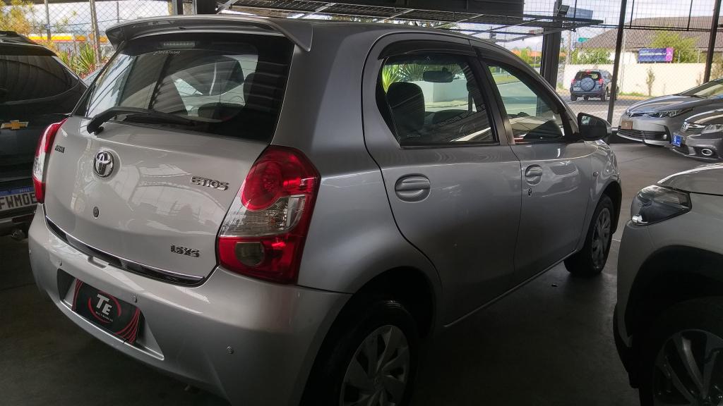 TOYOTA Etios Hatch - Foto