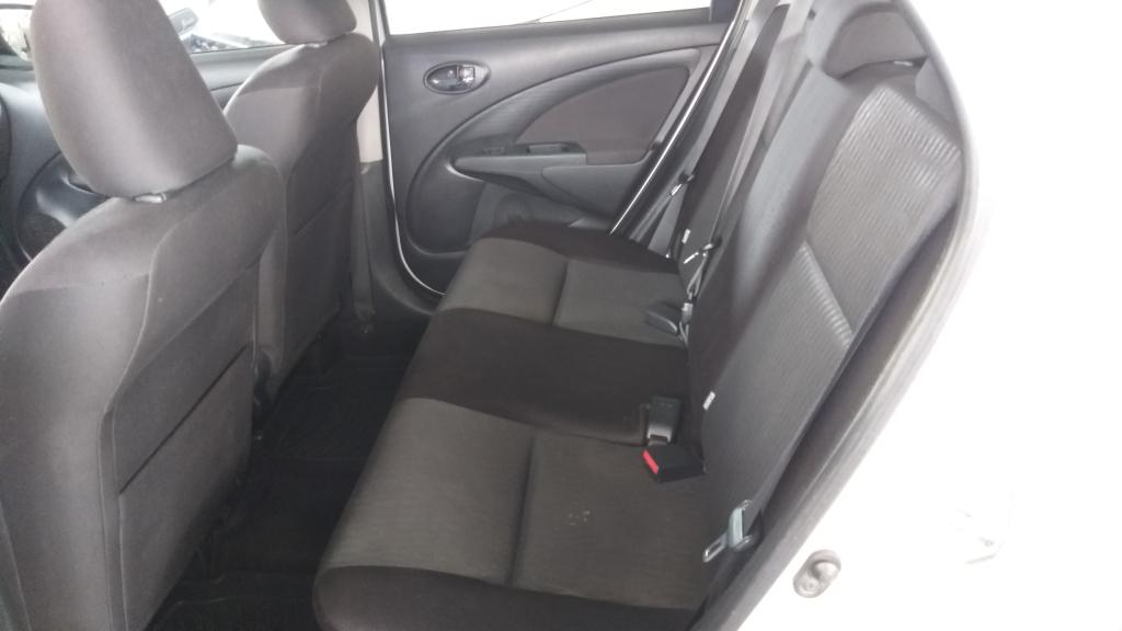 TOYOTA Etios Hatch - Foto