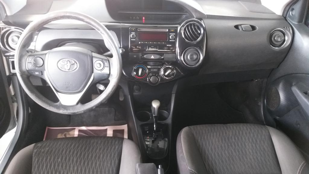 TOYOTA Etios Hatch - Foto