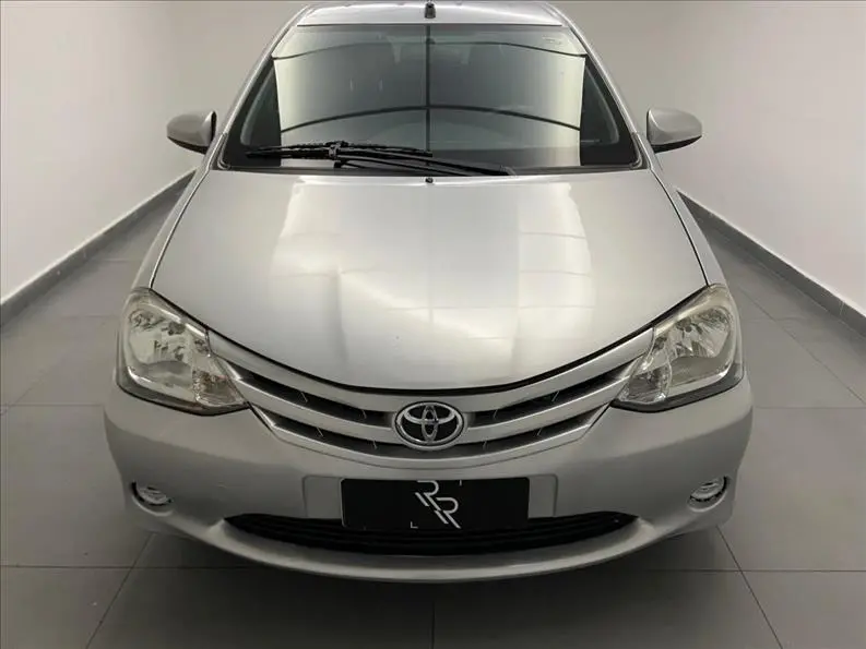 TOYOTA Etios Hatch - Foto