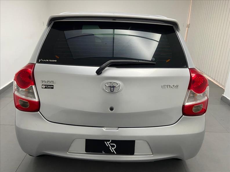 TOYOTA Etios Hatch - Foto