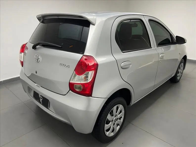 TOYOTA Etios Hatch - Foto