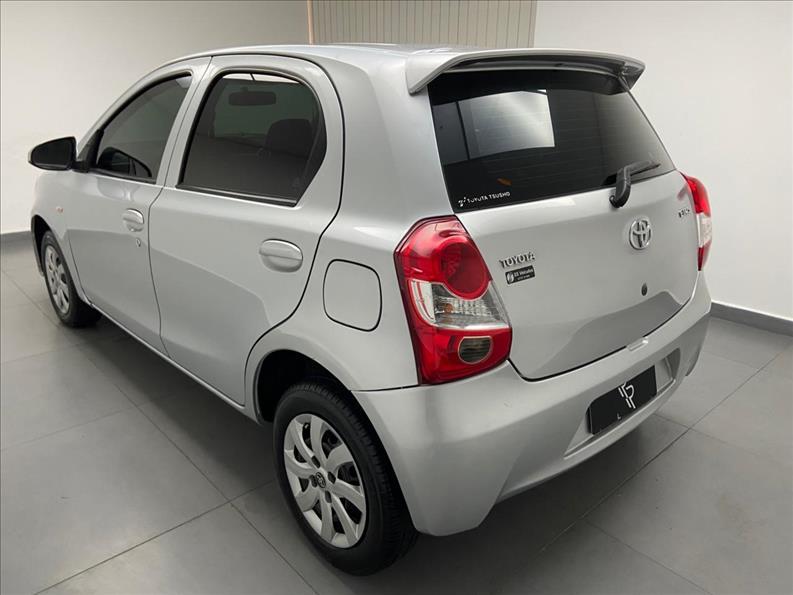 TOYOTA Etios Hatch - Foto