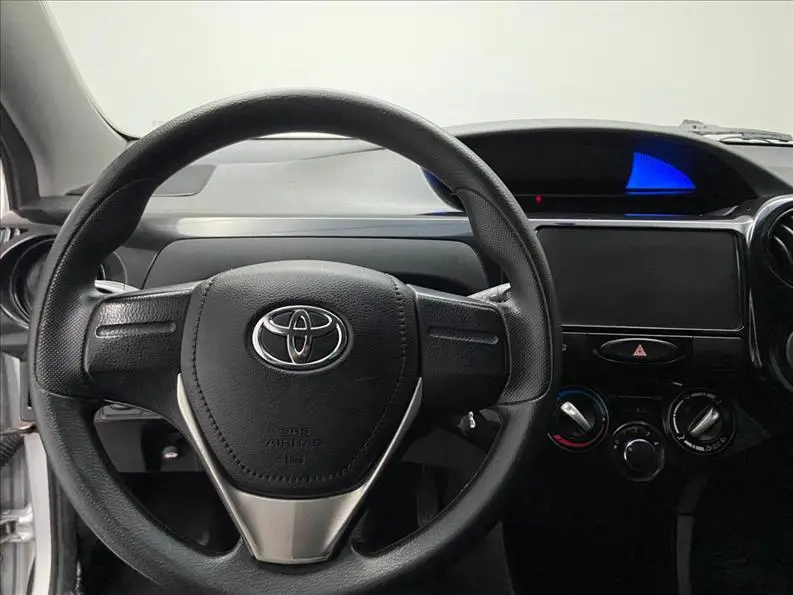 TOYOTA Etios Hatch - Foto