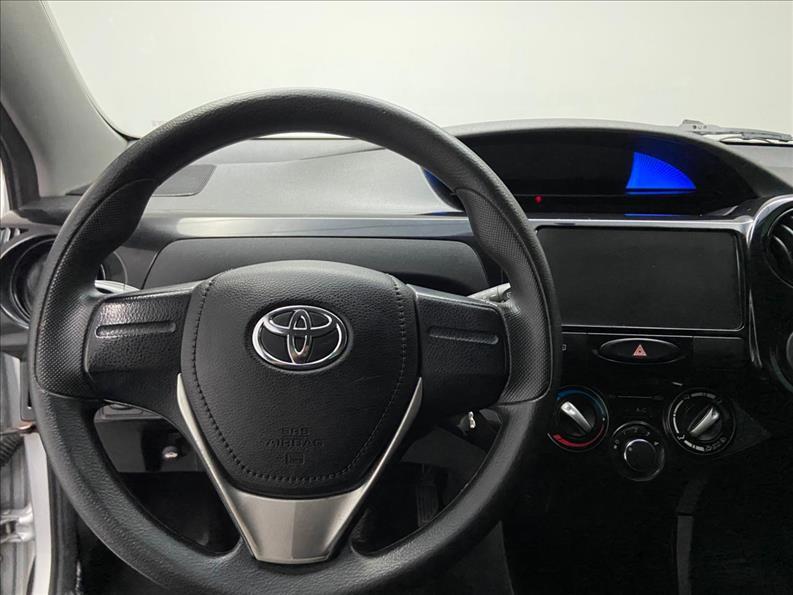 TOYOTA Etios Hatch - Foto