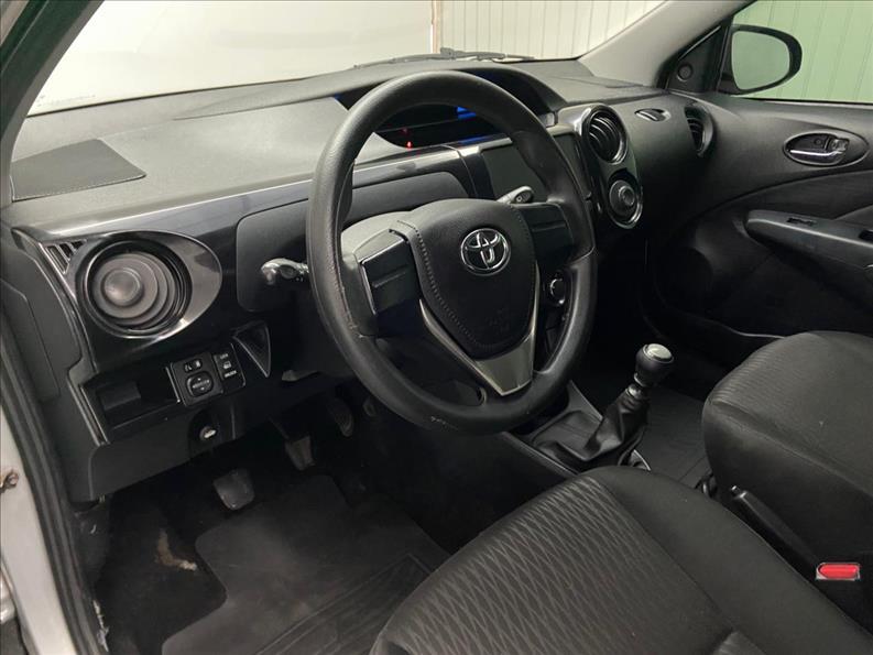 TOYOTA Etios Hatch - Foto