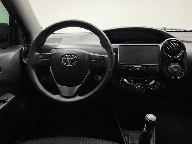 TOYOTA Etios Hatch - Foto