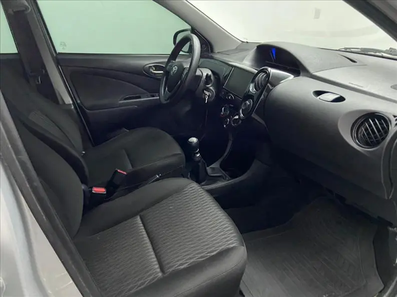 TOYOTA Etios Hatch - Foto