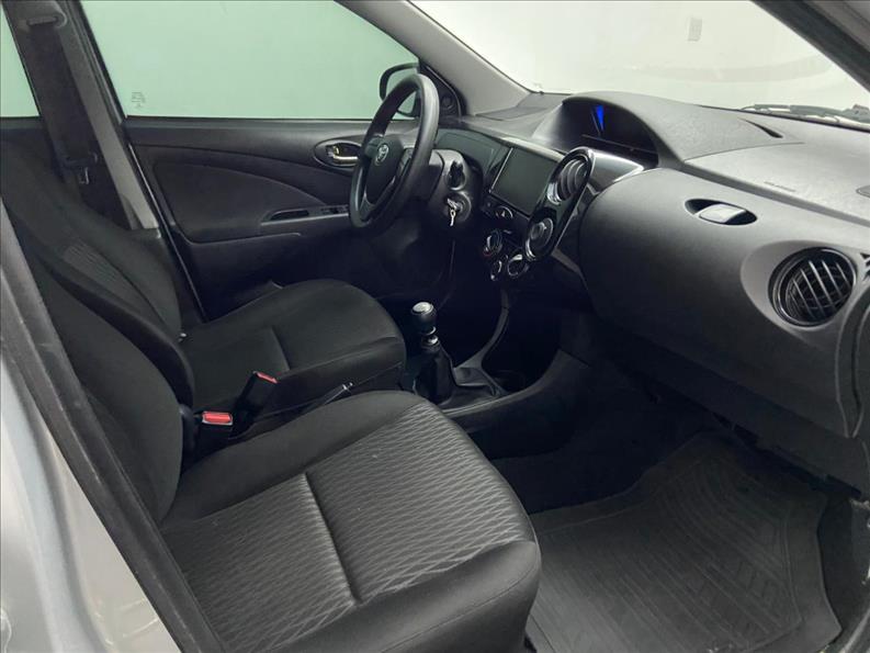 TOYOTA Etios Hatch - Foto