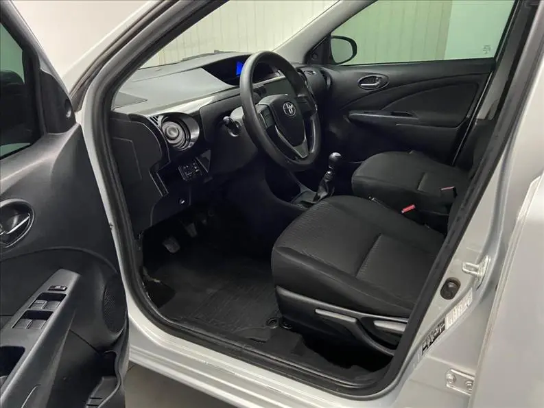 TOYOTA Etios Hatch - Foto