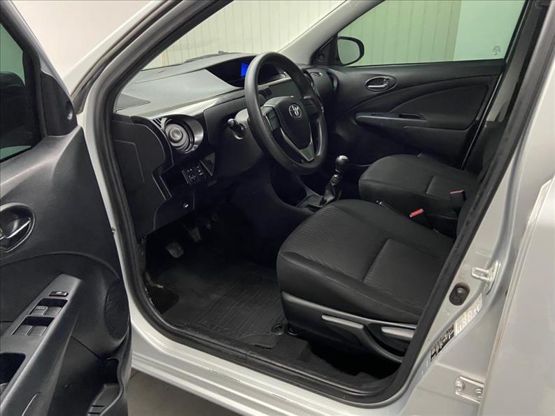 TOYOTA Etios Hatch - Foto