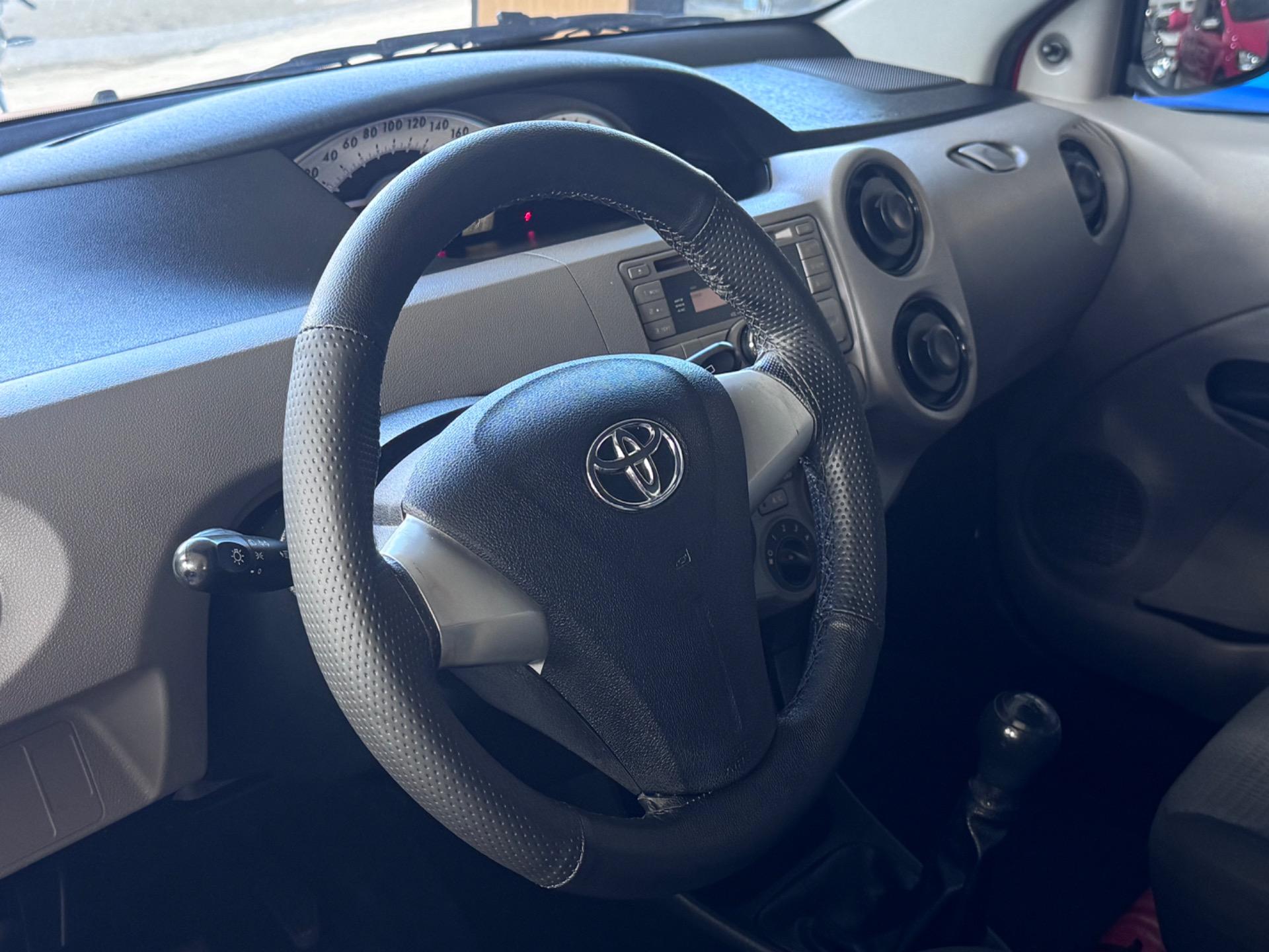 TOYOTA Etios Hatch - Foto