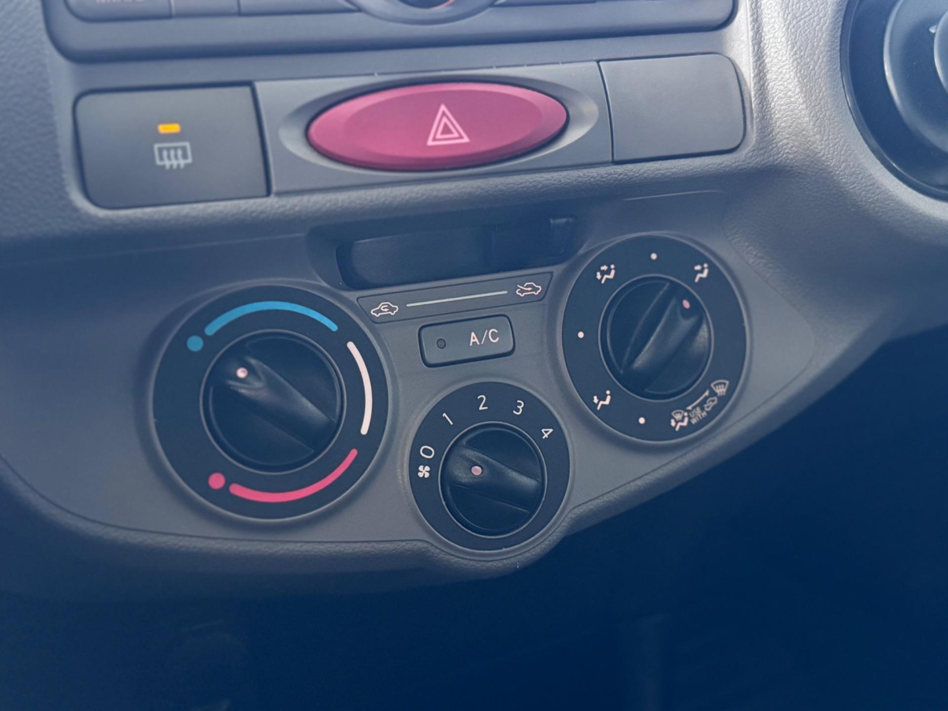 TOYOTA Etios Hatch - Foto