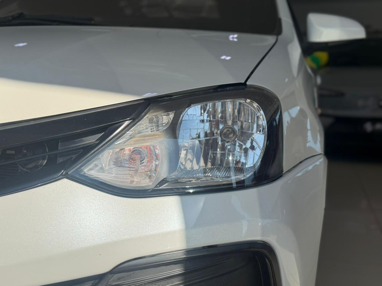 TOYOTA Etios Hatch - Foto