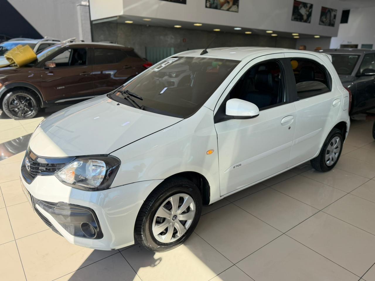 TOYOTA Etios Hatch - Foto