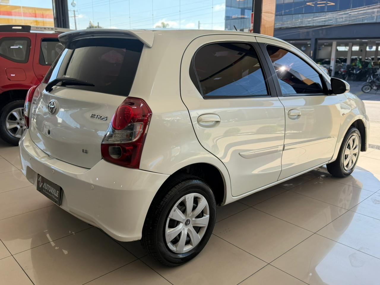 TOYOTA Etios Hatch - Foto