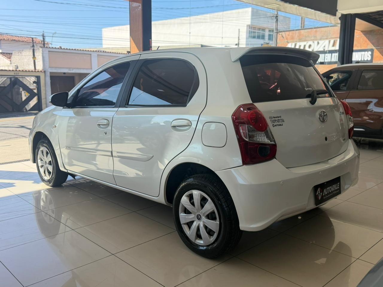 TOYOTA Etios Hatch - Foto