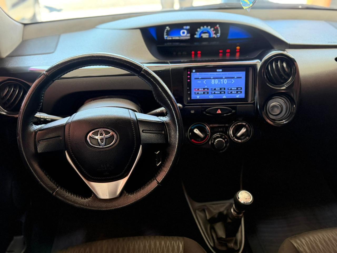 TOYOTA Etios Hatch - Foto