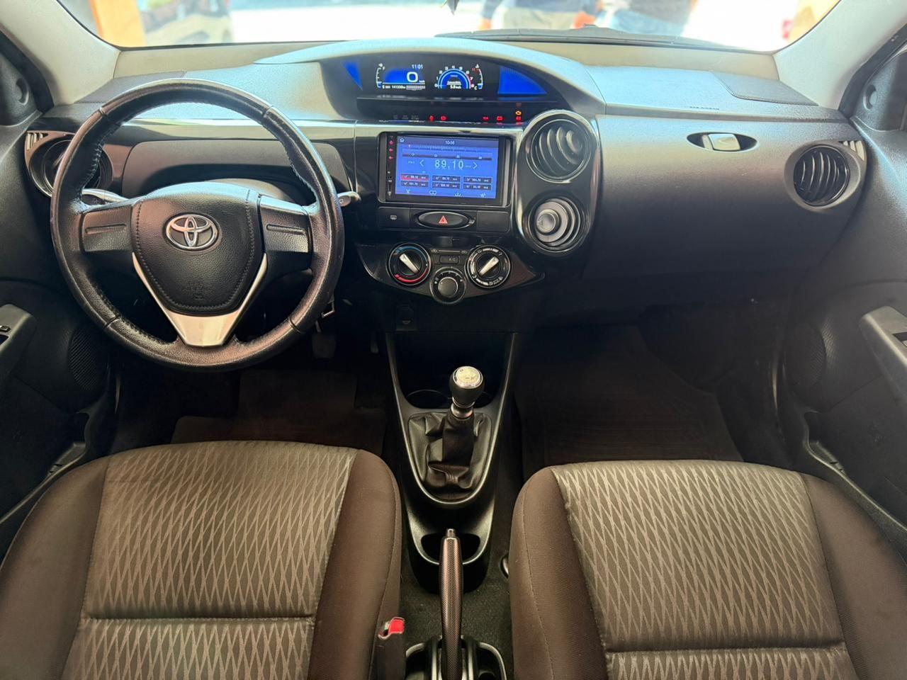 TOYOTA Etios Hatch - Foto