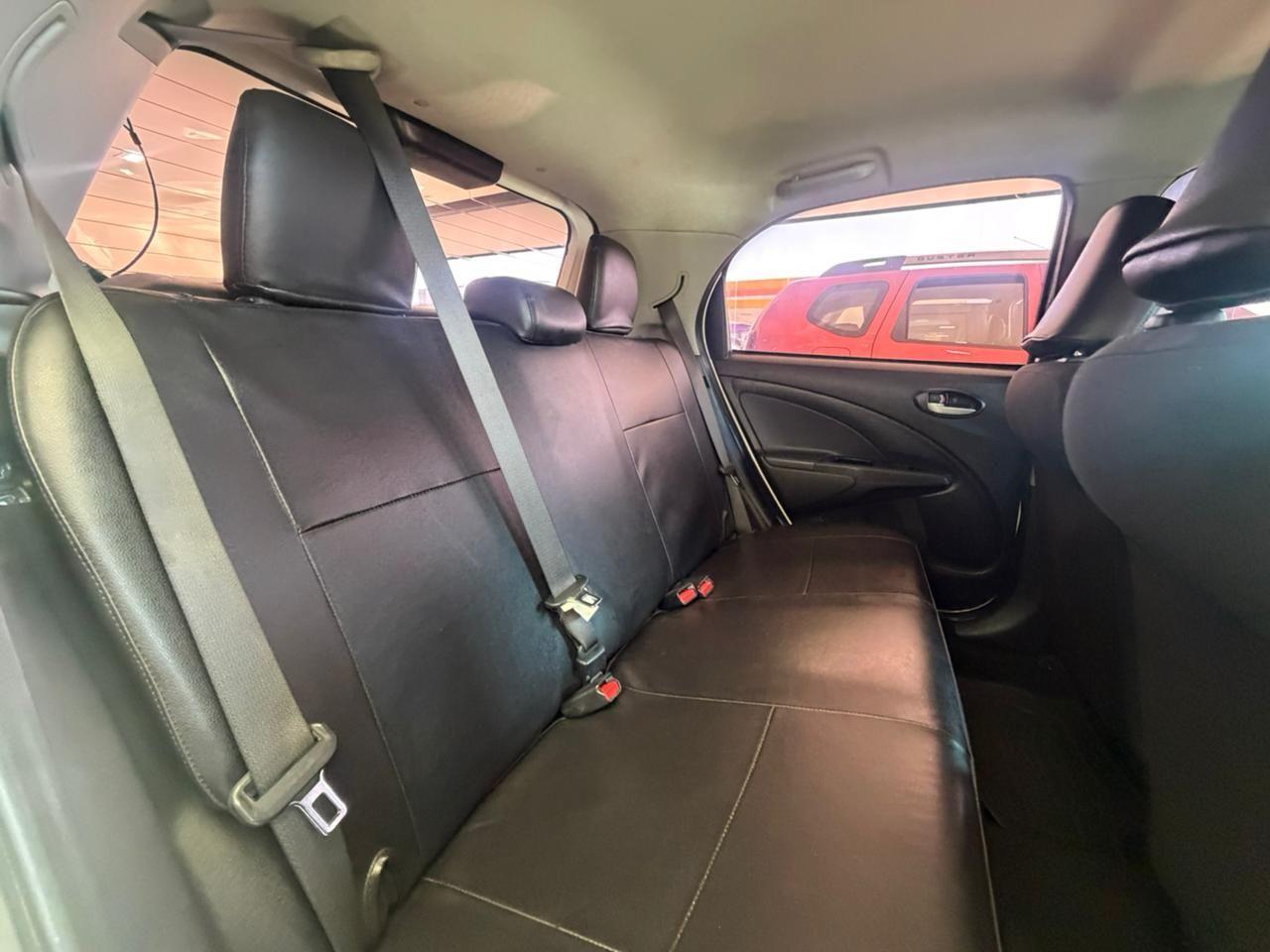 TOYOTA Etios Hatch - Foto