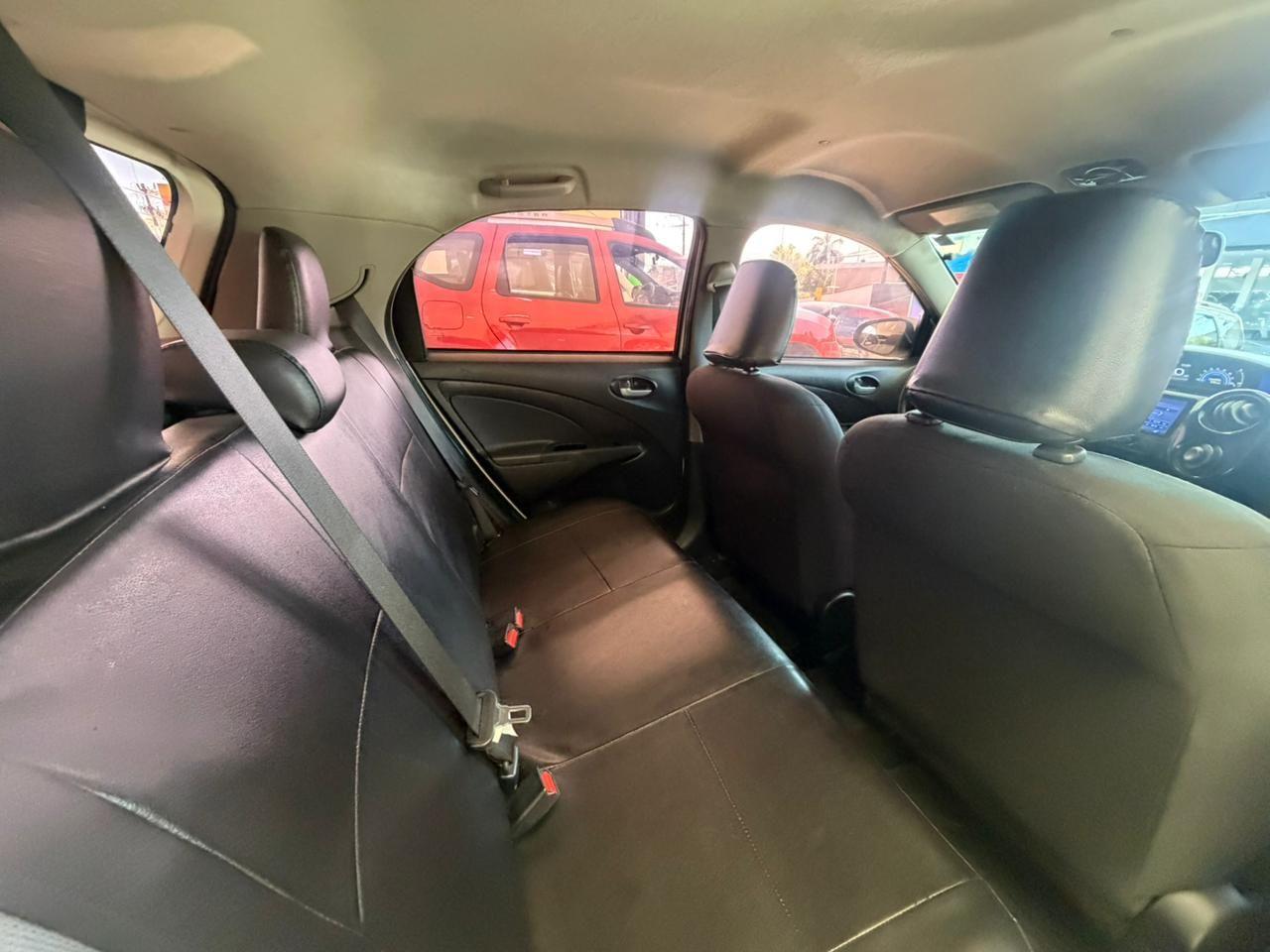TOYOTA Etios Hatch - Foto