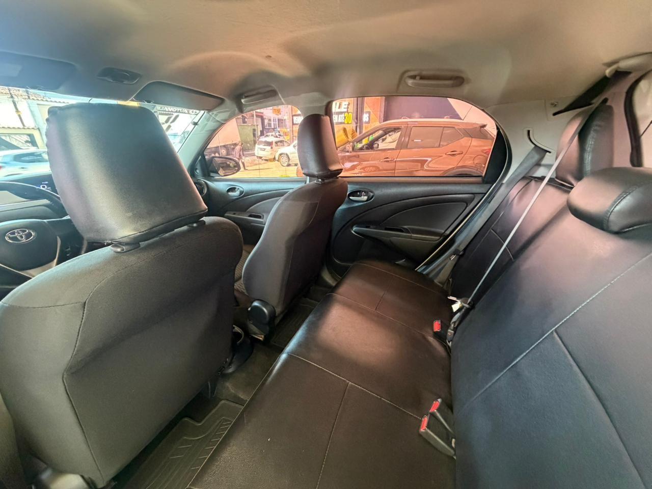 TOYOTA Etios Hatch - Foto