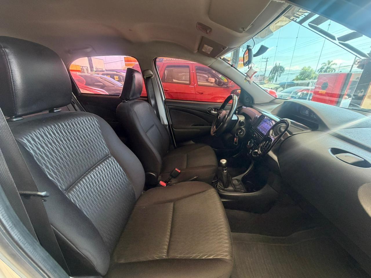 TOYOTA Etios Hatch - Foto