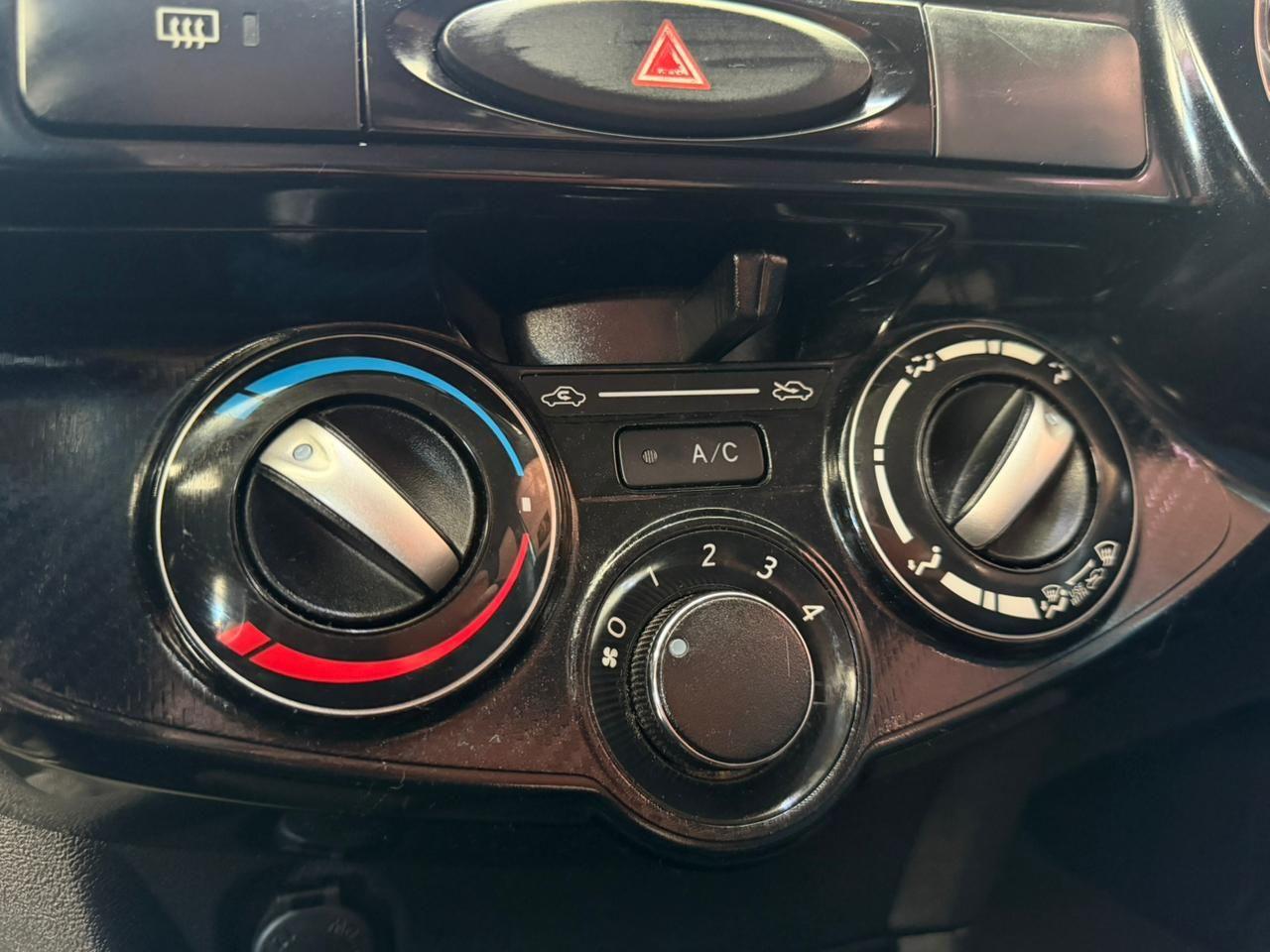 TOYOTA Etios Hatch - Foto