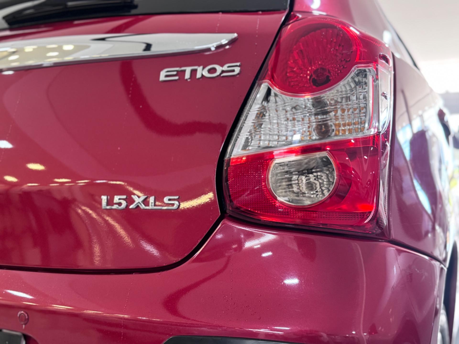 TOYOTA Etios Hatch - Foto