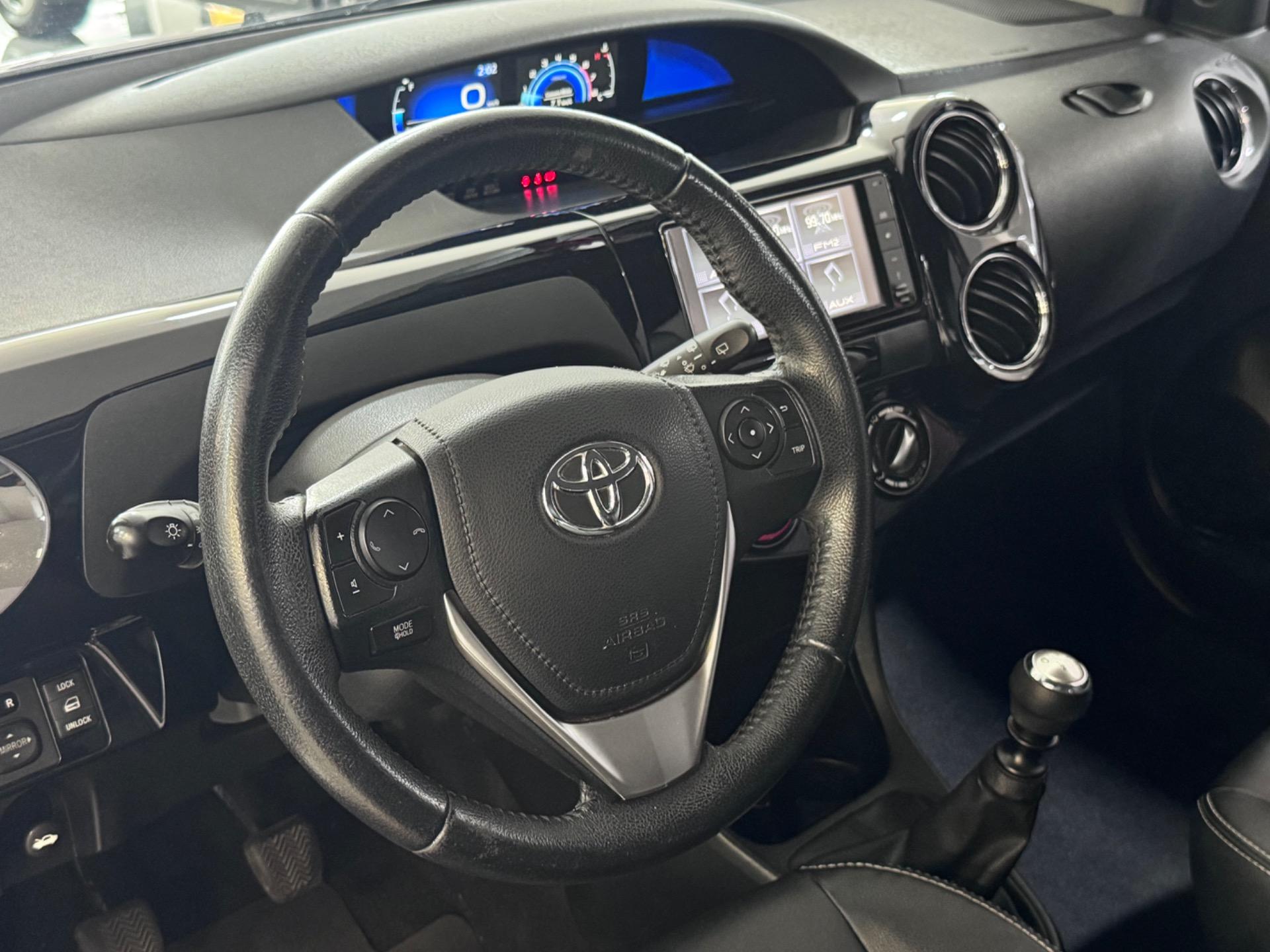 TOYOTA Etios Hatch - Foto