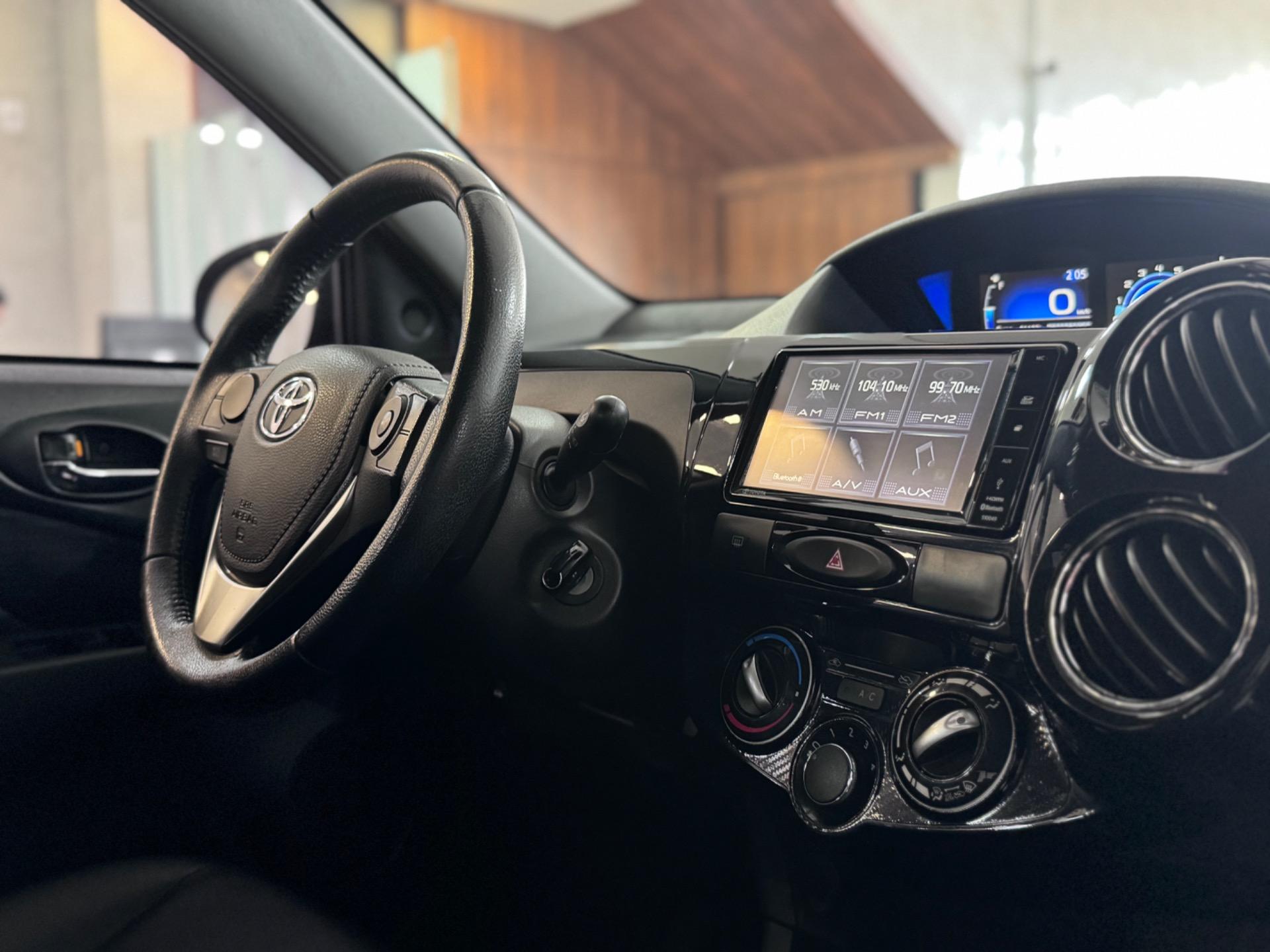 TOYOTA Etios Hatch - Foto