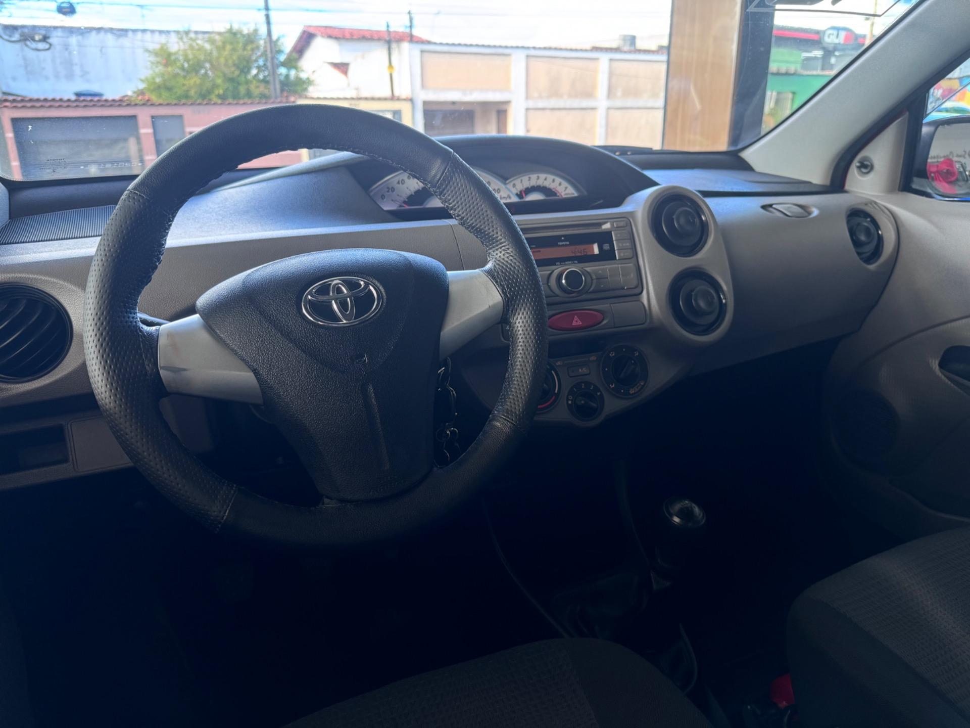 TOYOTA Etios Hatch - Foto