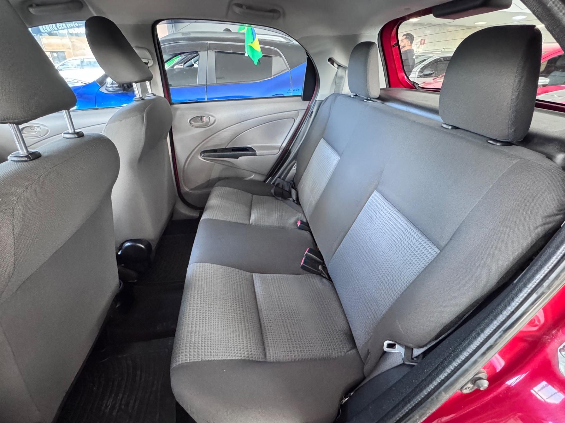 TOYOTA Etios Hatch - Foto