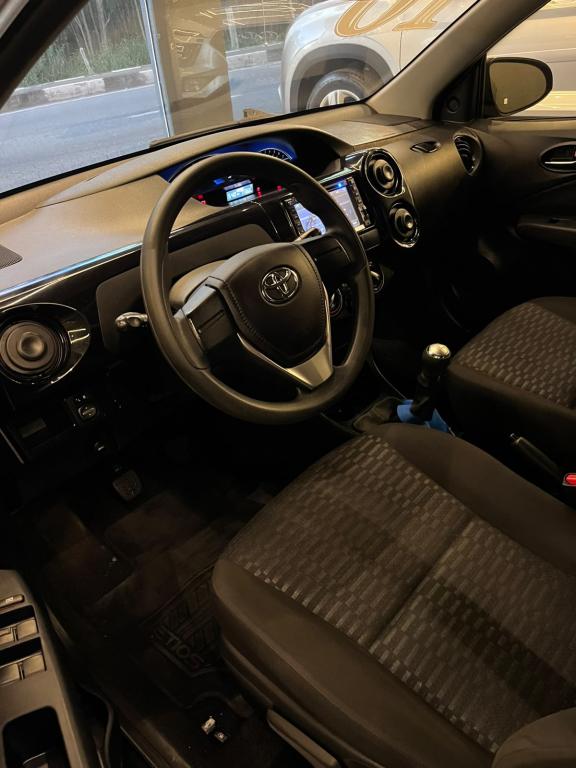 TOYOTA Etios Hatch - Foto