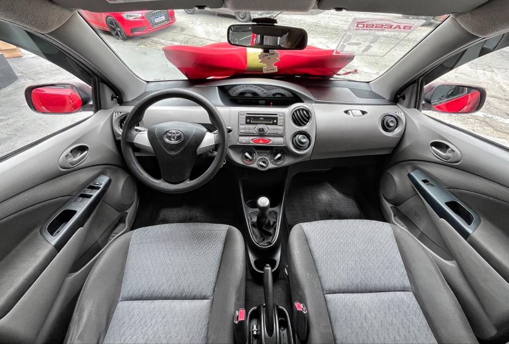 TOYOTA Etios Hatch - Foto