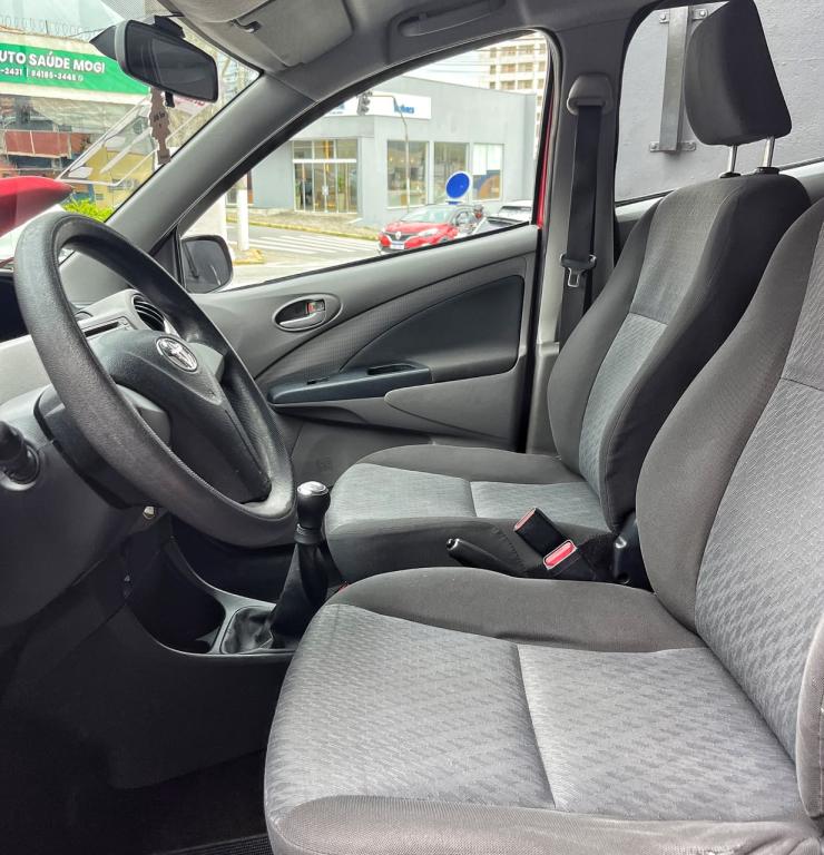 TOYOTA Etios Hatch - Foto