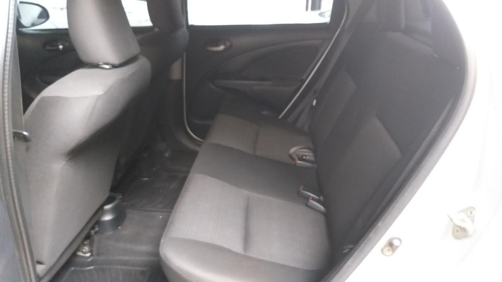 TOYOTA Etios Hatch - Foto