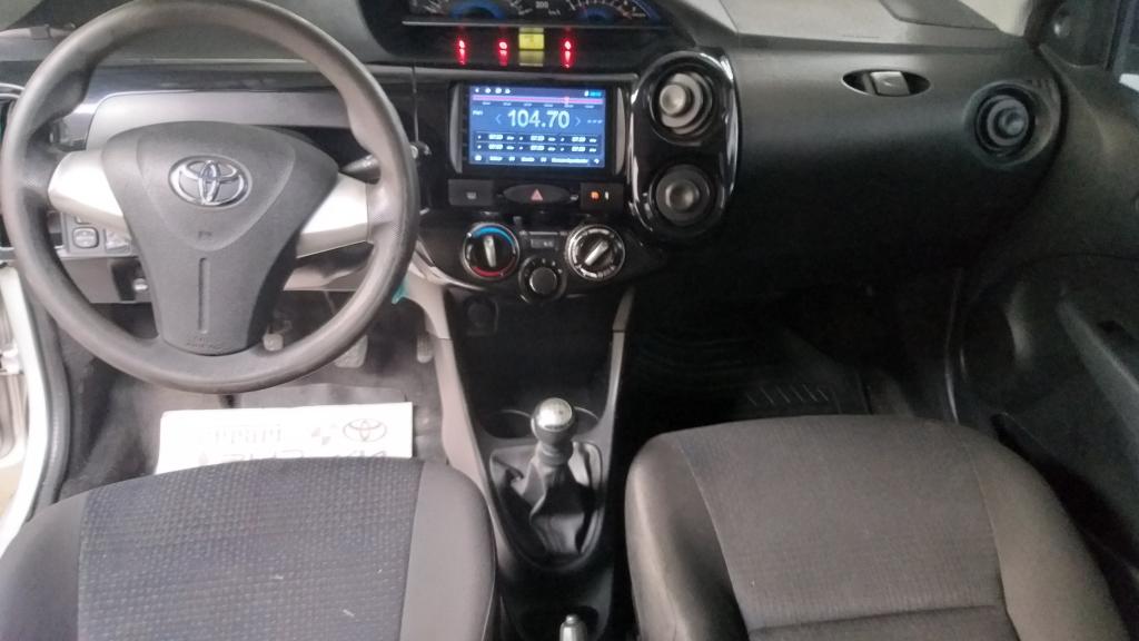 TOYOTA Etios Hatch - Foto