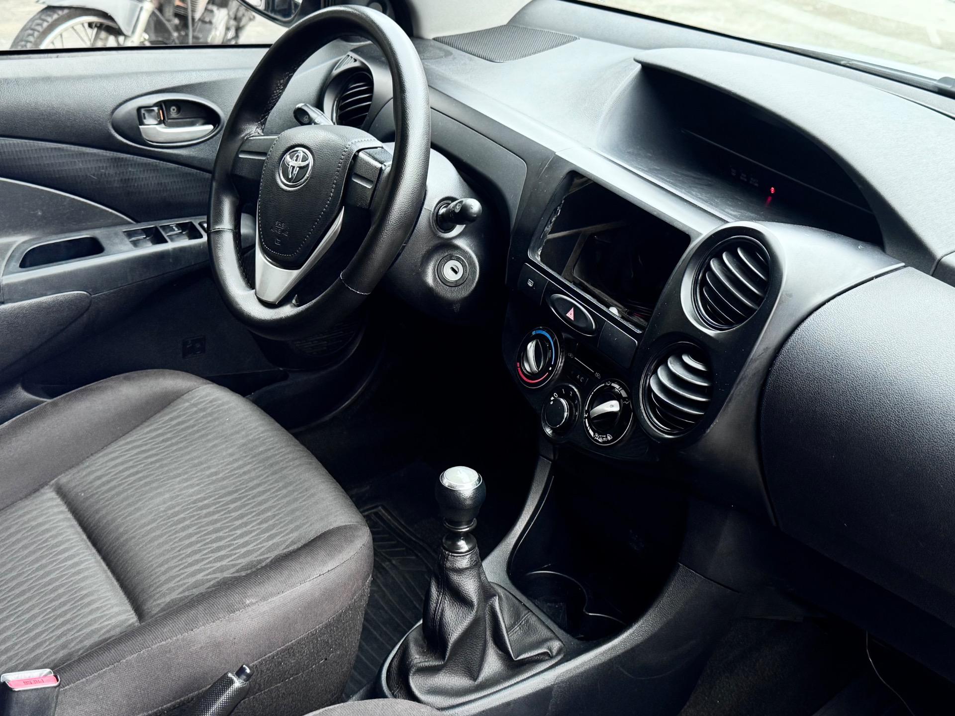 TOYOTA Etios Hatch - Foto