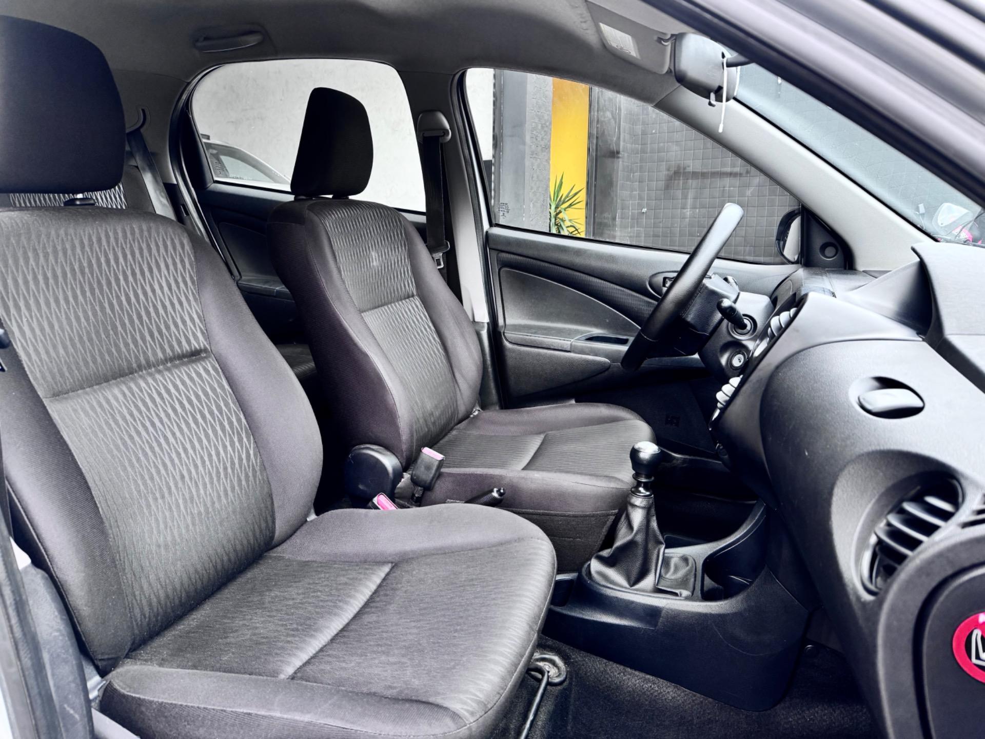 TOYOTA Etios Hatch - Foto