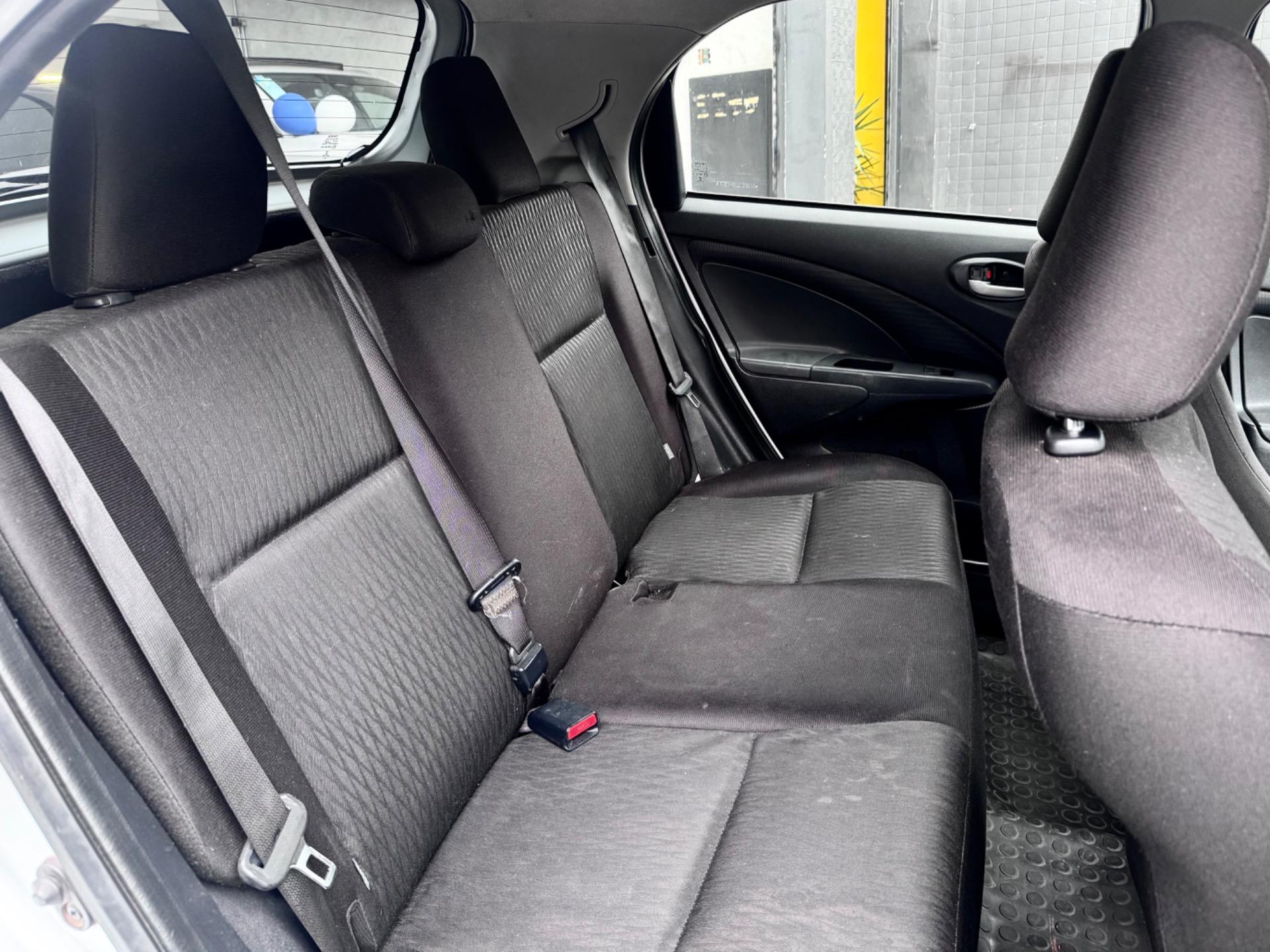 TOYOTA Etios Hatch - Foto