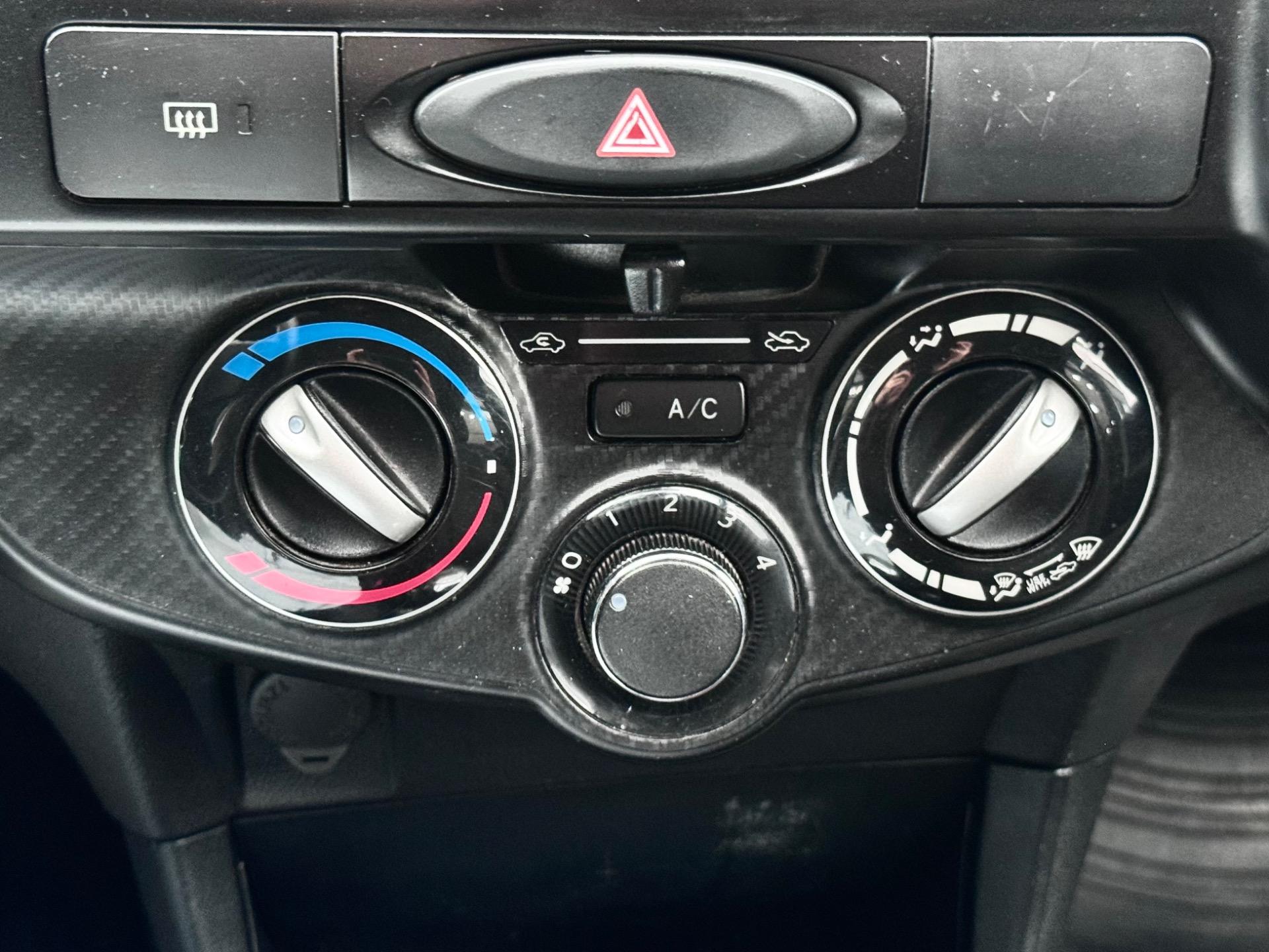 TOYOTA Etios Hatch - Foto