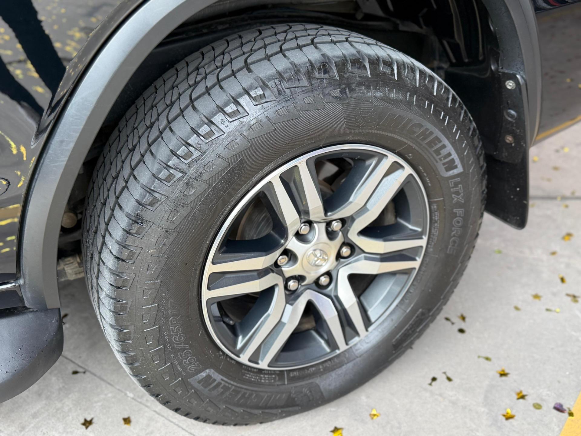 TOYOTA Hilux SW4 - Foto