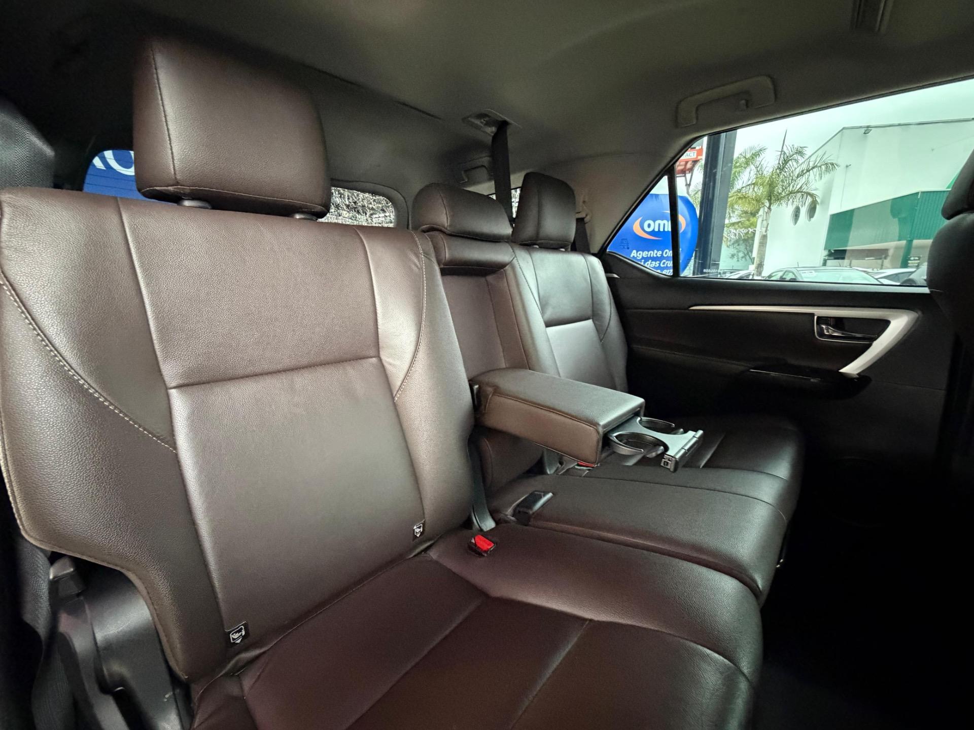 TOYOTA Hilux SW4 - Foto